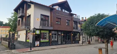 Еника хотел