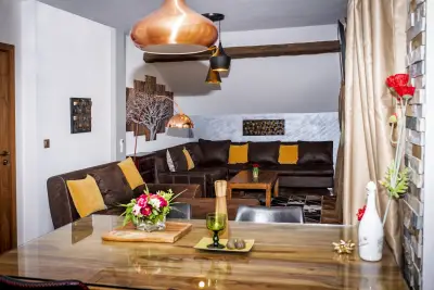 Еника хотел