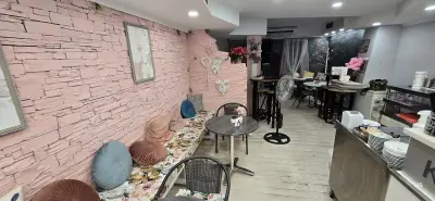 Raya's Rolls Café & Bakery