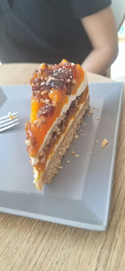 Yomi cakes