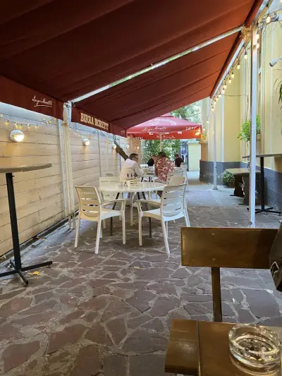 Straight bar&diner
