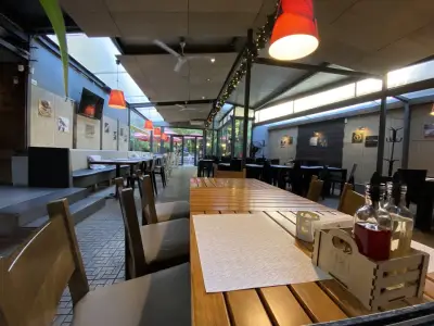 Straight bar&diner