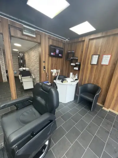 AM Lockdown / Barber & Beauty studio/