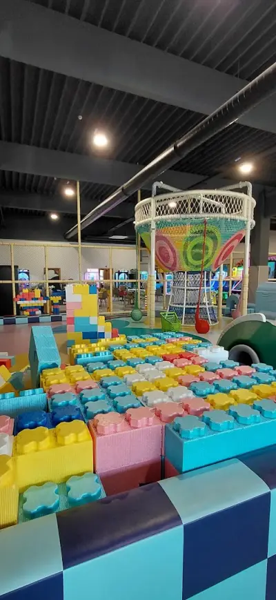 Детски център Playland