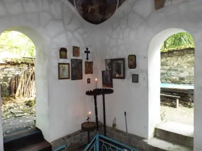 Скален параклис “Пещерата (Клувията)”