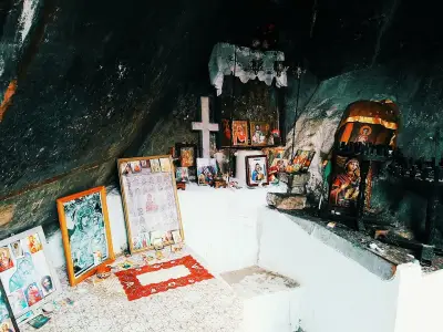 Скален параклис “Пещерата (Клувията)”