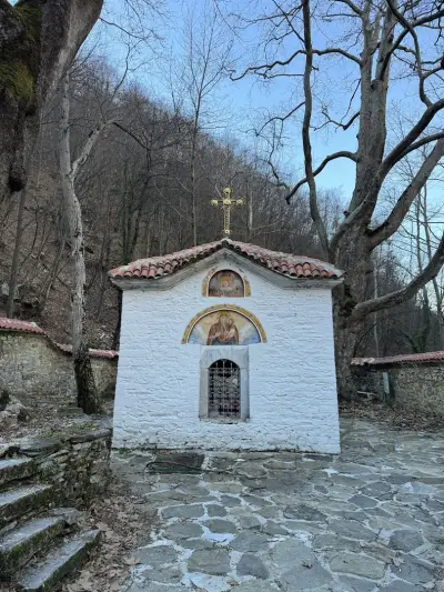 Скален параклис “Пещерата (Клувията)”