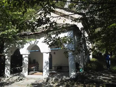 Скален параклис “Пещерата (Клувията)”