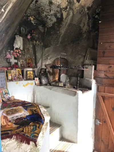 Скален параклис “Пещерата (Клувията)”