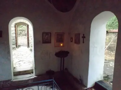 Скален параклис “Пещерата (Клувията)”