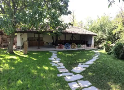 Старата Къща до водопадите и басейна