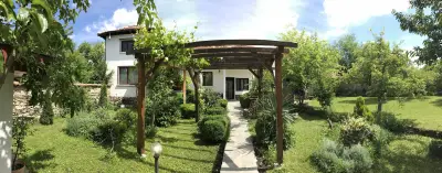 Старата Къща до водопадите и басейна