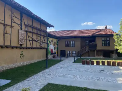 Село Чавдар - централен площад