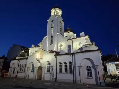 ХРАМ " СВ. ТРИ СВЕТИТЕЛИ" - ШУМЕН