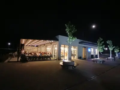 Ресторант "Pier on the lake"
