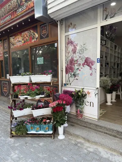 магазин Jenshen кв. Чайка - цветя. парфюми, подаръци, бои и козметика за коса