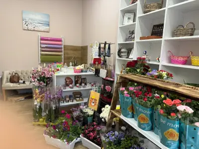 магазин Jenshen кв. Чайка - цветя. парфюми, подаръци, бои и козметика за коса
