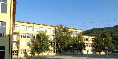 Средно езиково училище "Св. Паисий Хилендарски"