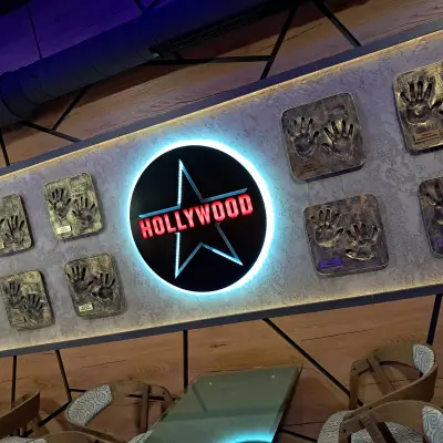 Hollywood Bar - Center