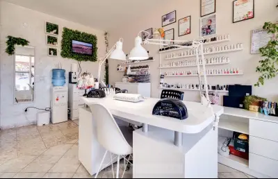 Салон за маникюр и курсове Maxi Art Nails Пазарджик