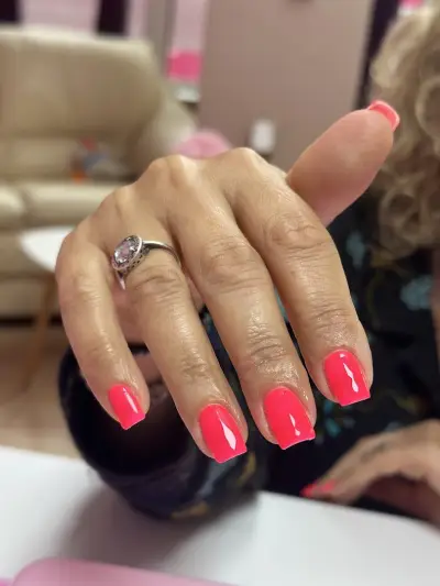 "Nails by Elly"-Салон за маникюр