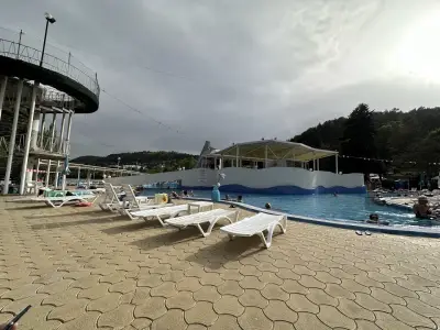 Korali Pool swim-up water bar