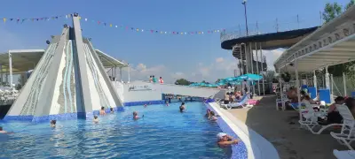 Korali Pool swim-up water bar
