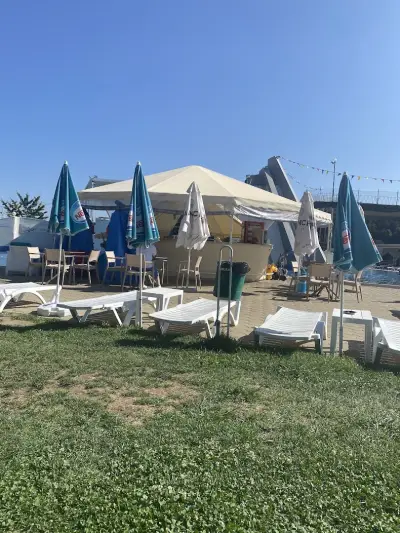 Korali Pool swim-up water bar