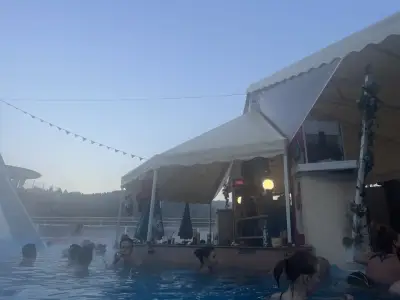 Korali Pool swim-up water bar
