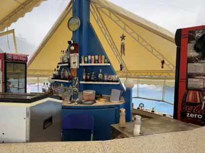 Korali Pool swim-up water bar