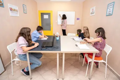 Школа по английски и български език "Класната стая на Ралица"
