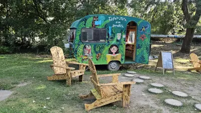 Библиотека под дърветата