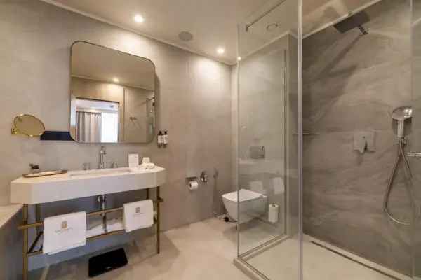 Plaza Comfort Room