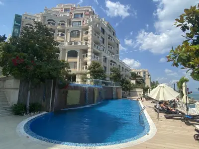 Luxurious and panoramic apartments at the beach in La Mer complex
