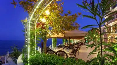 Luxurious and panoramic apartments at the beach in La Mer complex