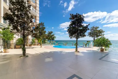 Luxurious and panoramic apartments at the beach in La Mer complex