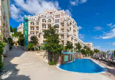Luxurious and panoramic apartments at the beach in La Mer complex