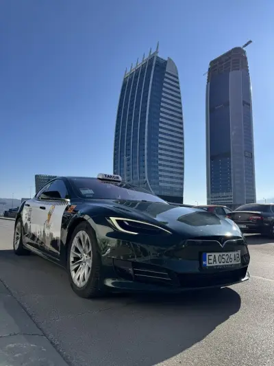 ТЕСЛА ТАКСИ КОГАТО ЛУКСА НЕ ПРЕЧИ НА СКОРОСТТА