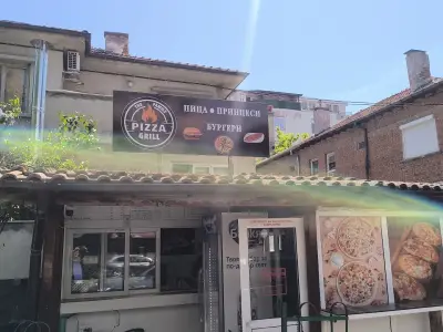THE FAMILY PIZZA