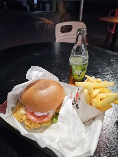 CHICKEN BURGER