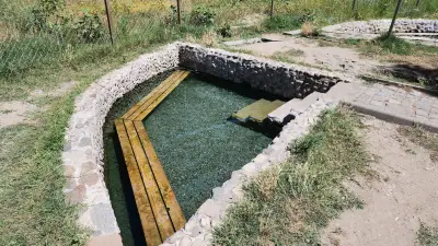 Топилцата (естествени джакузита с гореща минерална вода на открито)