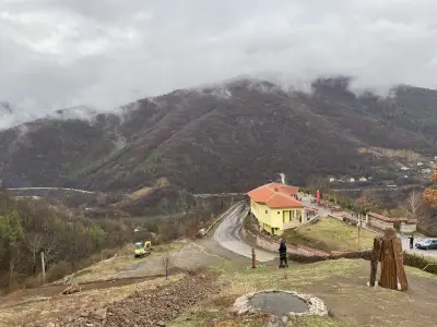 Хълмът с дървените фигури
