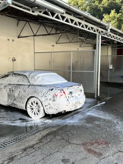Автомивка и Гумаджийница на Топлика