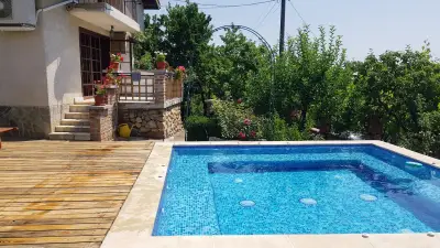 Къща за гости Каза Роза - Swiss Style Chalet Casa Rosa Guest House
