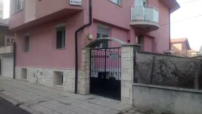 Розовата къща