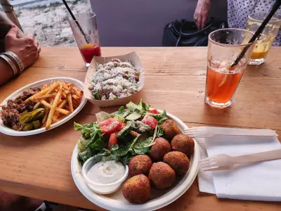 Bar Simple. beach