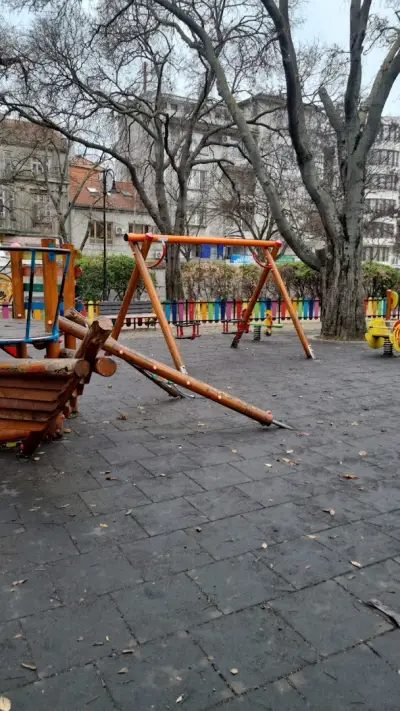 Детска площадка зад Операта