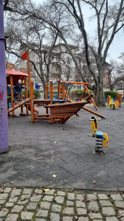 Детска площадка зад Операта