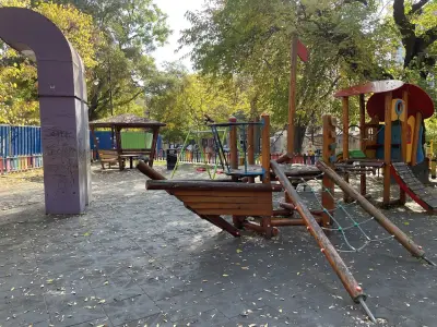 Детска площадка зад Операта