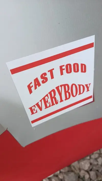 Fast food “Everybody” скара и пиле на грил